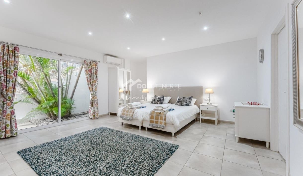 6 bedroom Villa for sale in Guia de Isora with pool garage - € 1,280,000 (Ref: 9730861)