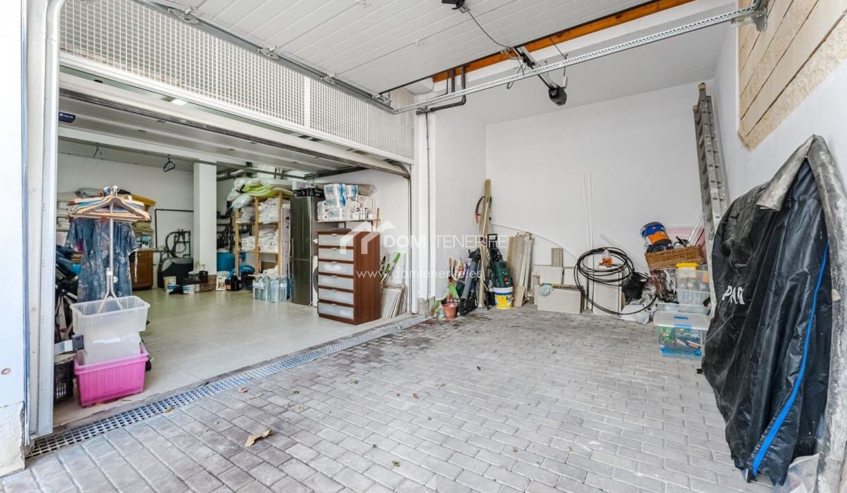 6 bedroom Villa for sale in Guia de Isora with pool garage - € 1,280,000 (Ref: 9730861)