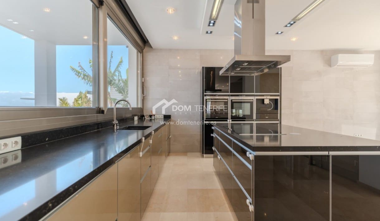 6 bedroom Villa for sale in Roque del Conde with pool garage - € 2,100,000 (Ref: 9789677)