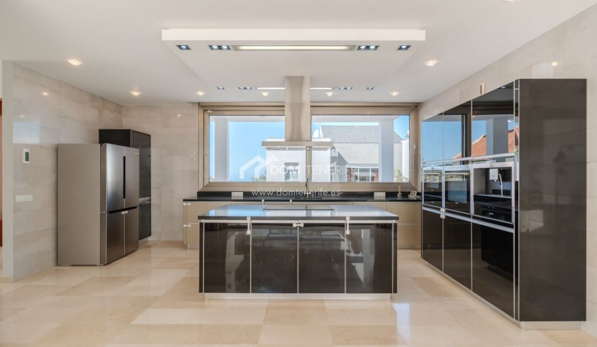 6 bedroom Villa for sale in Roque del Conde with pool garage - € 2,100,000 (Ref: 9789677)