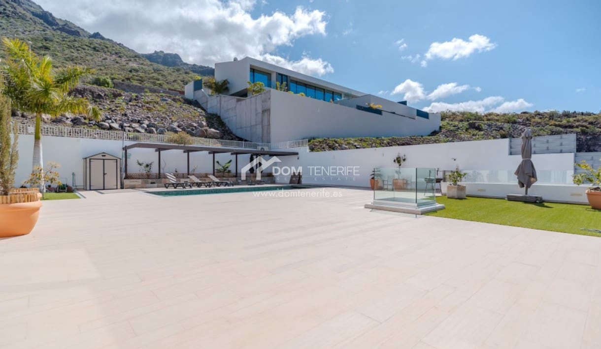 6 bedroom Villa for sale in Roque del Conde with pool garage - € 2,100,000 (Ref: 9789677)