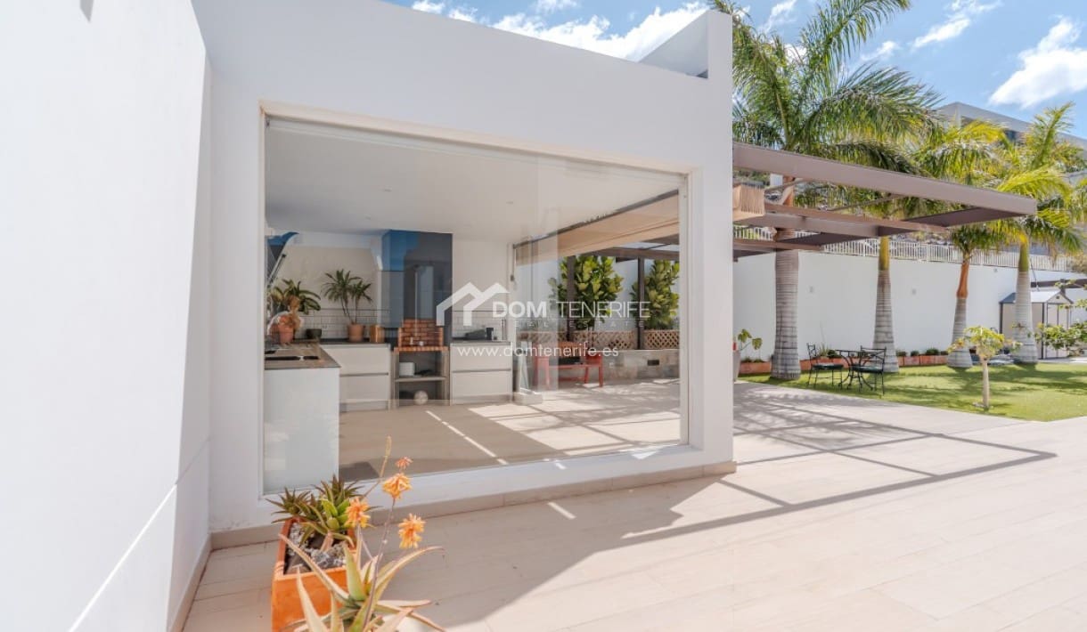 6 bedroom Villa for sale in Roque del Conde with pool garage - € 2,100,000 (Ref: 9789677)