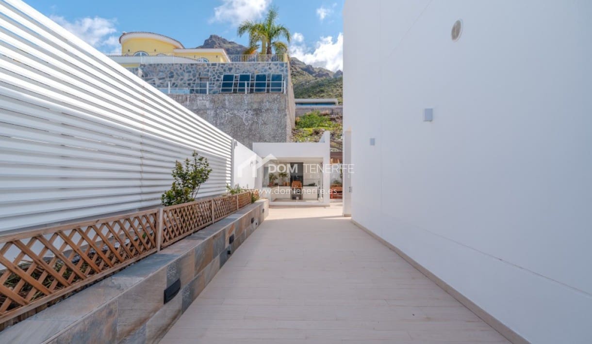 6 bedroom Villa for sale in Roque del Conde with pool garage - € 2,100,000 (Ref: 9789677)