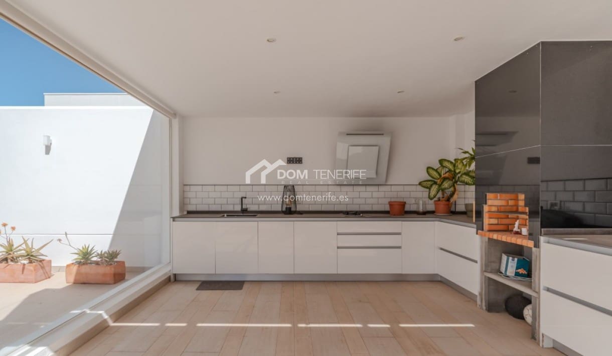 6 bedroom Villa for sale in Roque del Conde with pool garage - € 2,100,000 (Ref: 9789677)