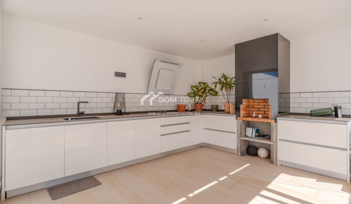 6 bedroom Villa for sale in Roque del Conde with pool garage - € 2,100,000 (Ref: 9789677)