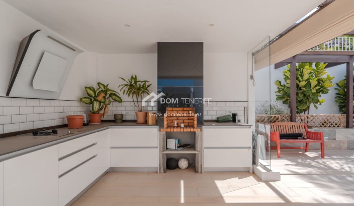 6 bedroom Villa for sale in Roque del Conde with pool garage - € 2,100,000 (Ref: 9789677)