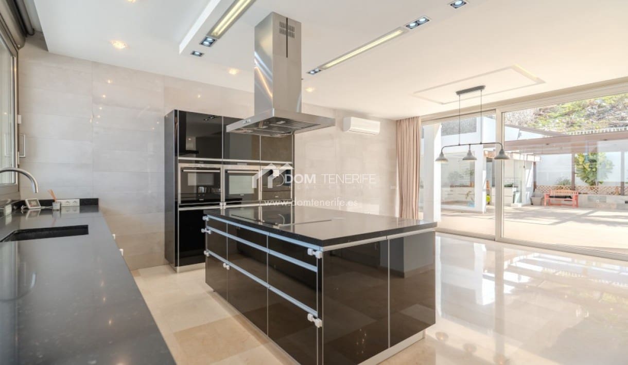 6 bedroom Villa for sale in Roque del Conde with pool garage - € 2,100,000 (Ref: 9789677)