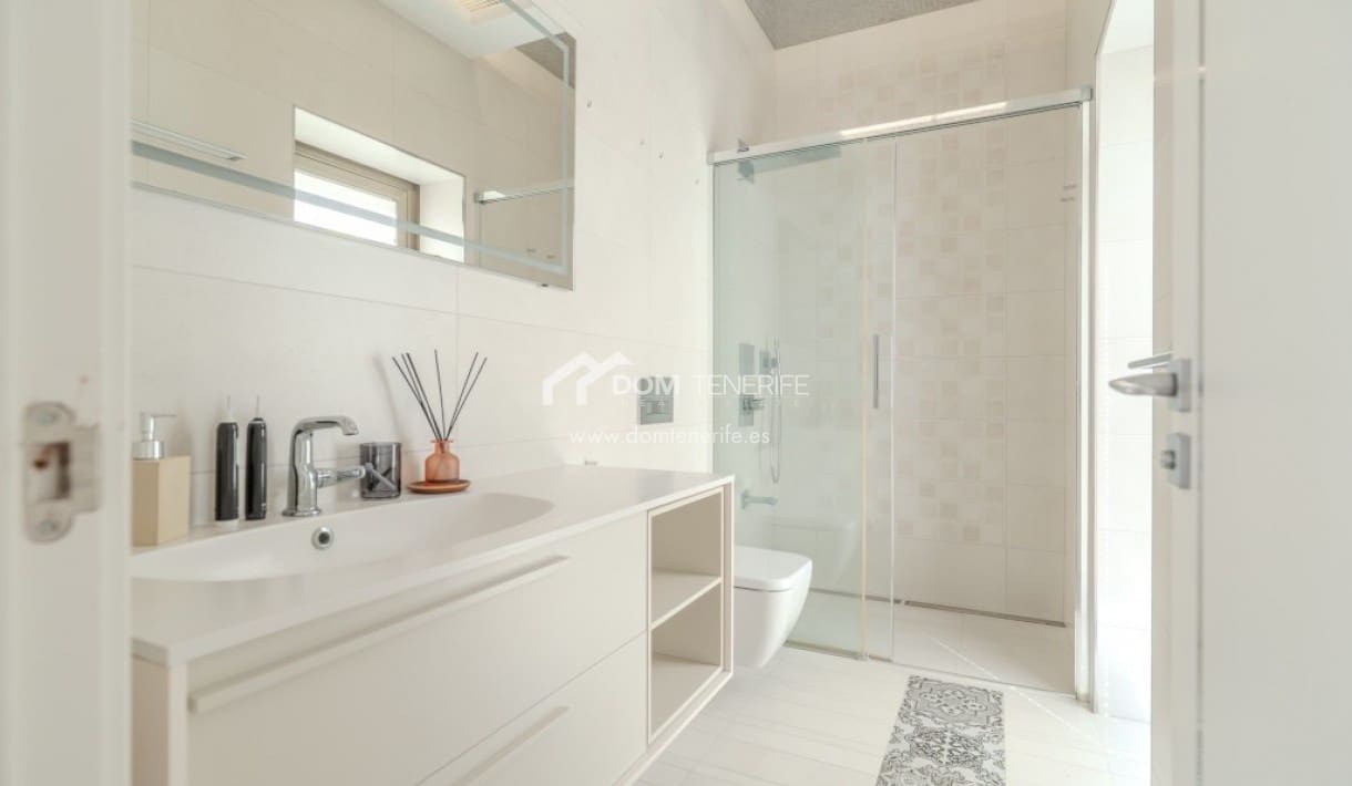 6 bedroom Villa for sale in Roque del Conde with pool garage - € 2,100,000 (Ref: 9789677)