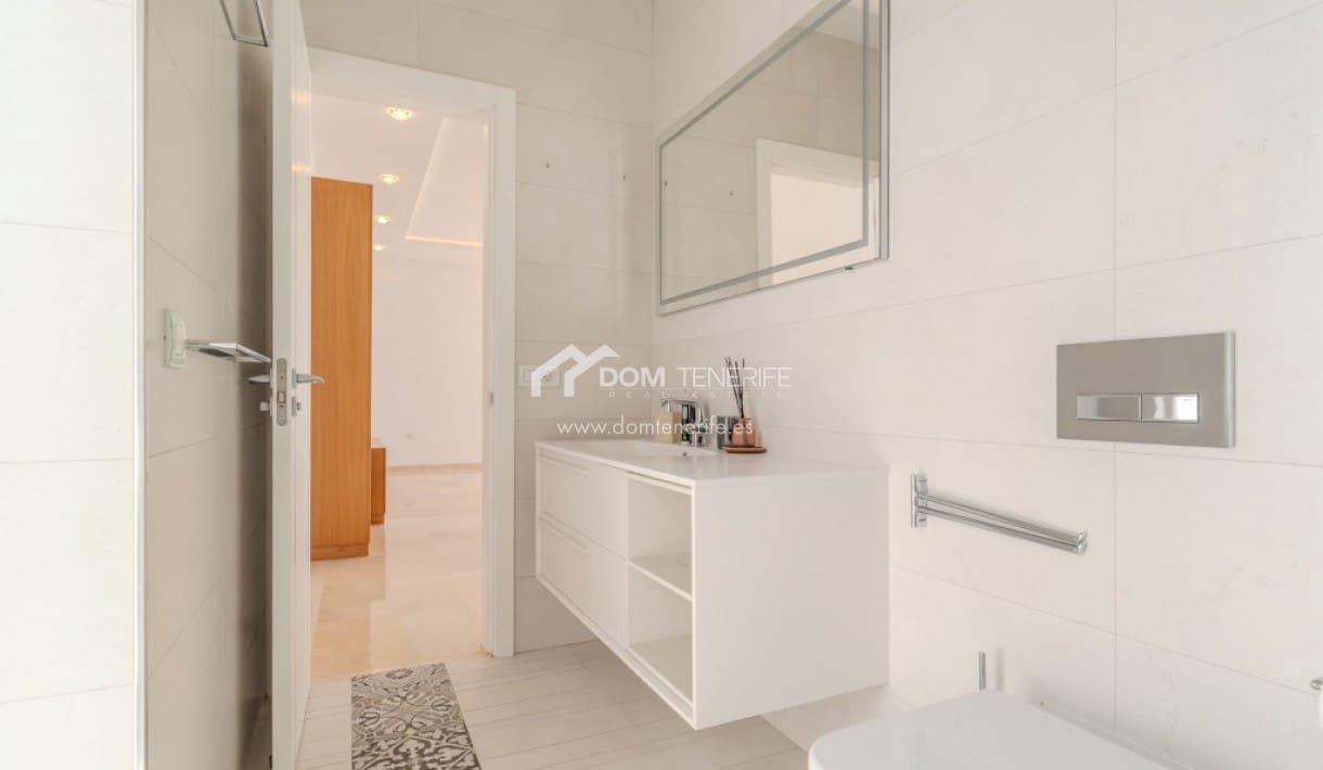 6 bedroom Villa for sale in Roque del Conde with pool garage - € 2,100,000 (Ref: 9789677)