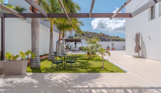 6 bedroom Villa for sale in Roque del Conde, Adeje with pool garage - € 2,100,000 (Ref: 9789677)