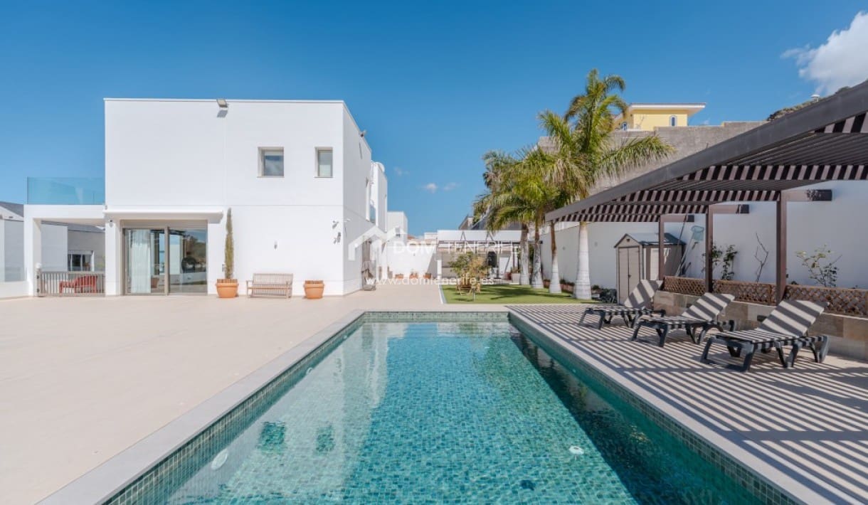 6 bedroom Villa for sale in Roque del Conde with pool garage - € 2,100,000 (Ref: 9789677)