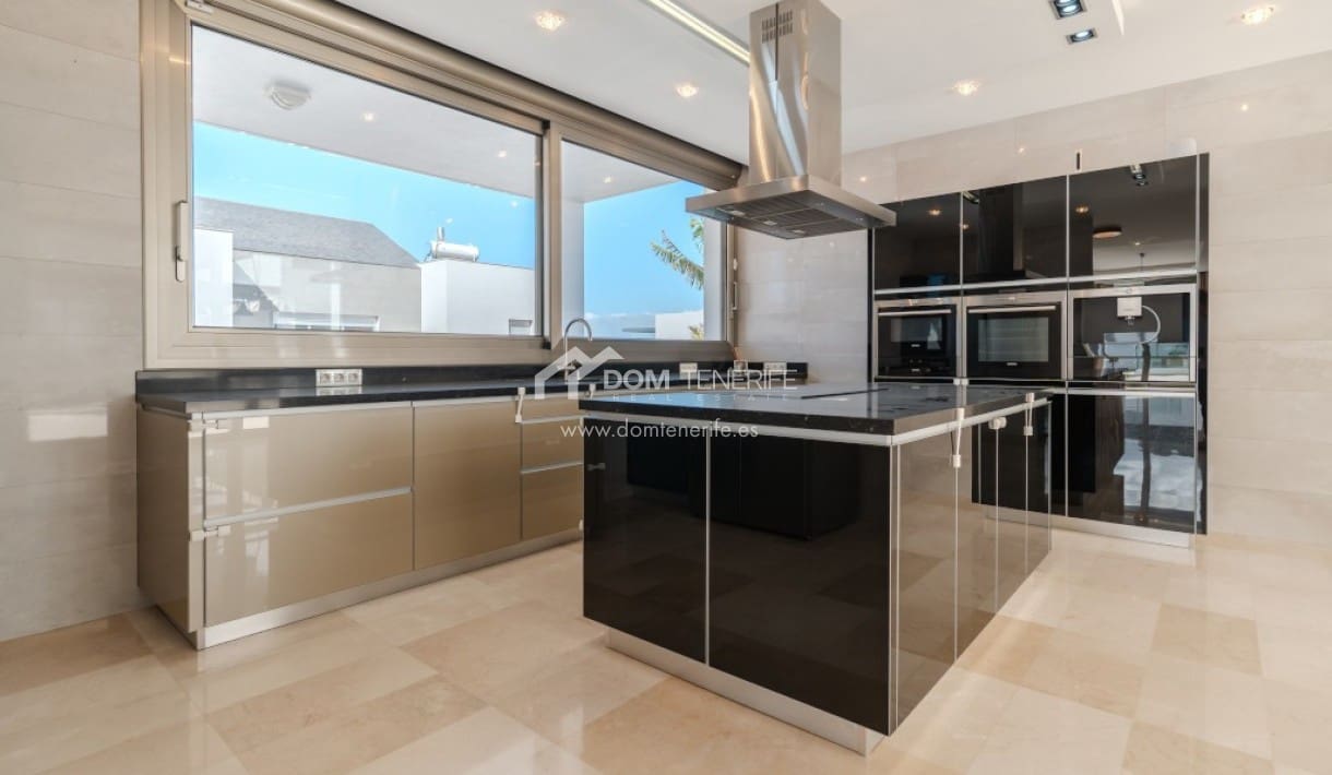 6 bedroom Villa for sale in Roque del Conde with pool garage - € 2,100,000 (Ref: 9789677)