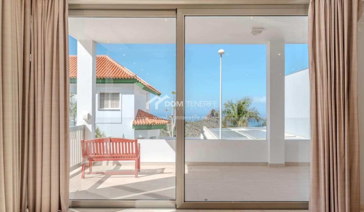 6 bedroom Villa for sale in Roque del Conde with pool garage - € 2,100,000 (Ref: 9789677)