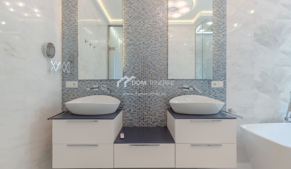 6 bedroom Villa for sale in Roque del Conde with pool garage - € 2,100,000 (Ref: 9789677)