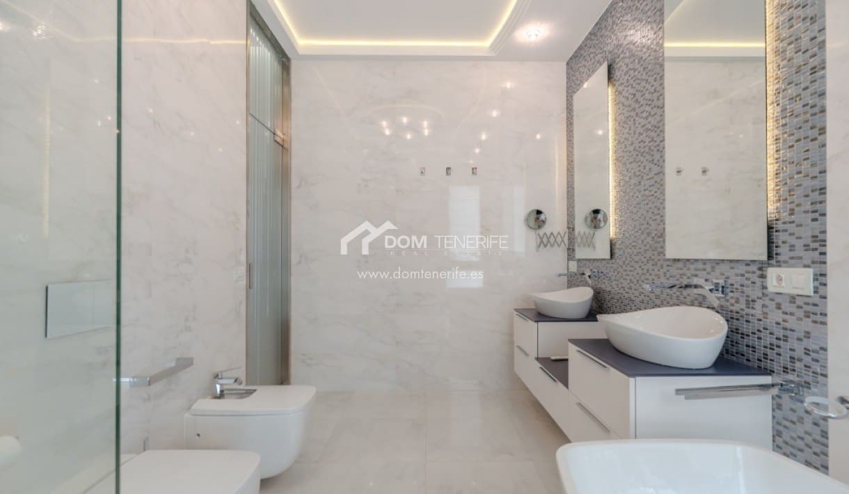 6 bedroom Villa for sale in Roque del Conde with pool garage - € 2,100,000 (Ref: 9789677)