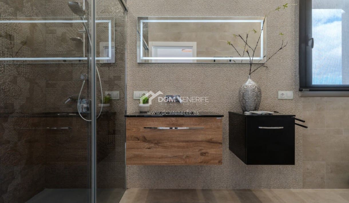 6 bedroom Villa for sale in Roque del Conde with pool garage - € 2,100,000 (Ref: 9789677)