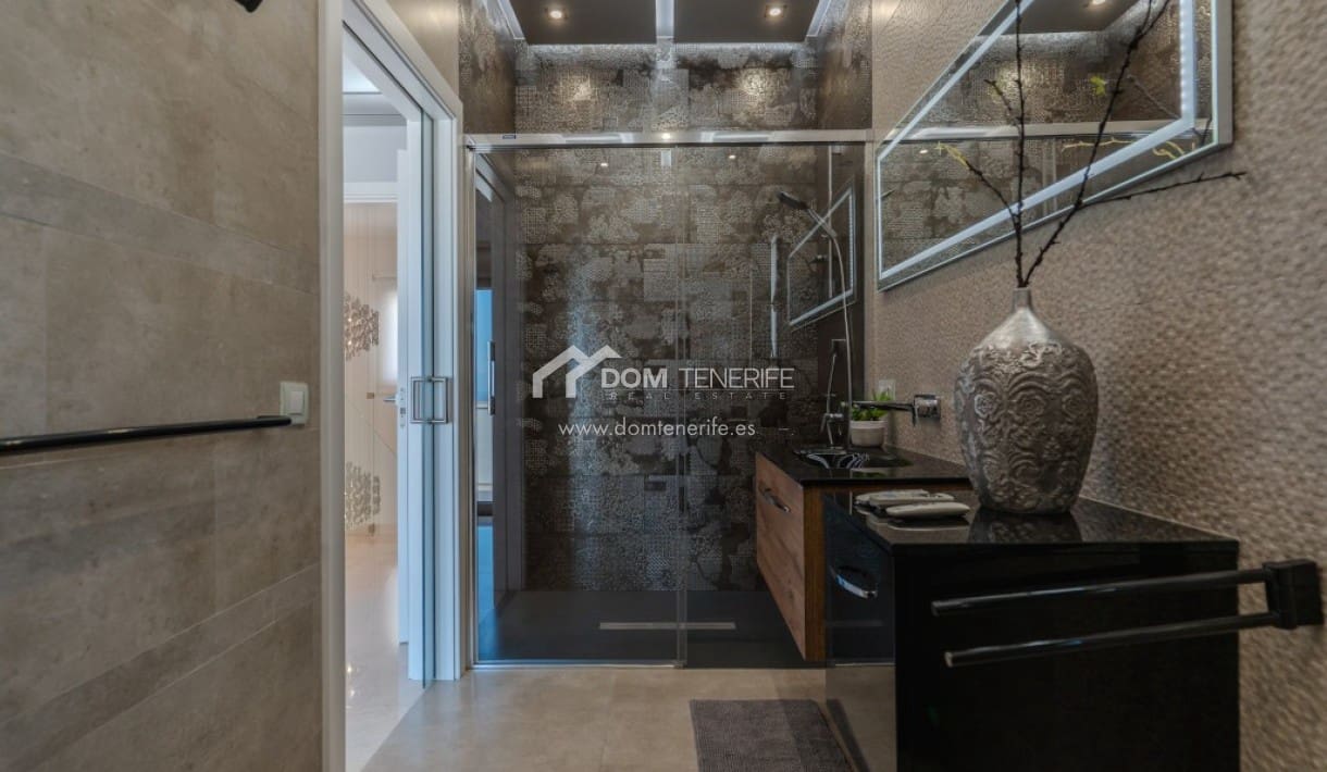 6 bedroom Villa for sale in Roque del Conde with pool garage - € 2,100,000 (Ref: 9789677)