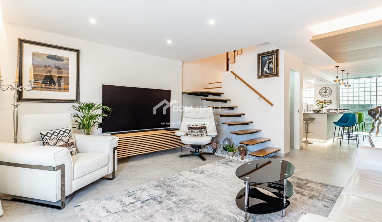 3 soveværelse Byhus til salg i Los Cristianos med swimmingpool garage - € 675.000 (Ref: 9838589)
