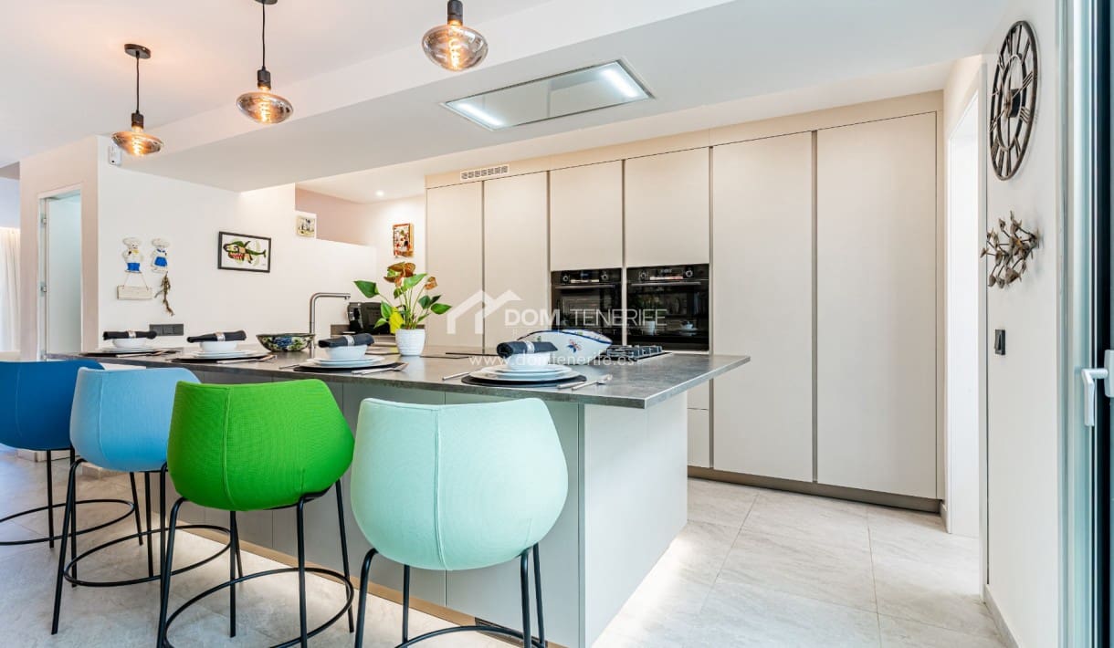 3 soveværelse Byhus til salg i Los Cristianos med swimmingpool garage - € 675.000 (Ref: 9838589)