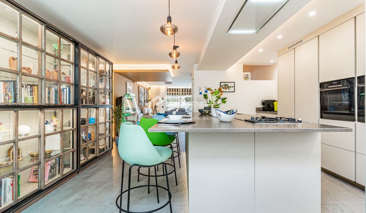 3 soveværelse Byhus til salg i Los Cristianos med swimmingpool garage - € 675.000 (Ref: 9838589)