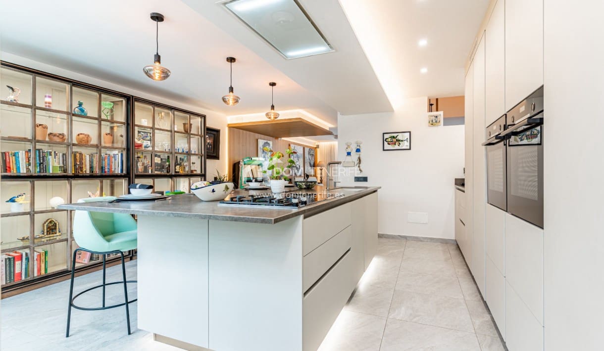 3 soveværelse Byhus til salg i Los Cristianos med swimmingpool garage - € 675.000 (Ref: 9838589)