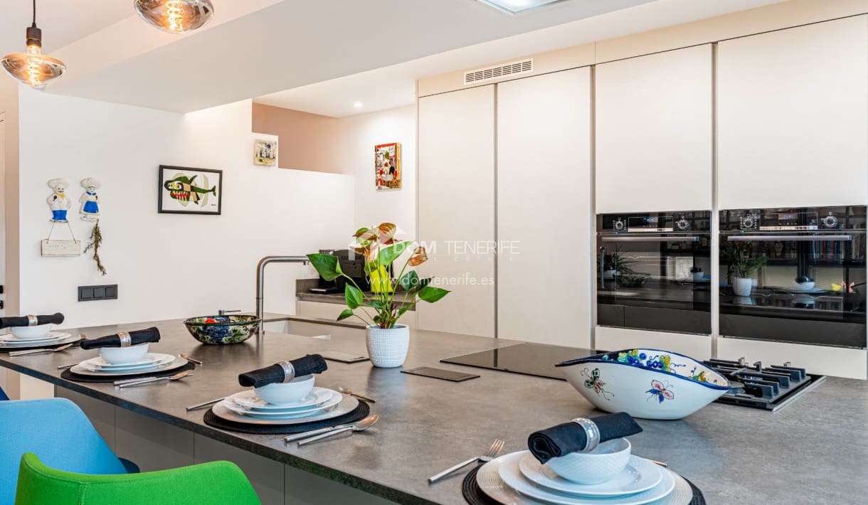 3 soveværelse Byhus til salg i Los Cristianos med swimmingpool garage - € 675.000 (Ref: 9838589)
