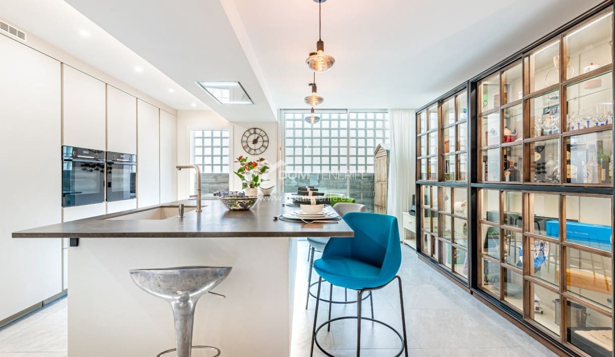 3 soveværelse Byhus til salg i Los Cristianos med swimmingpool garage - € 675.000 (Ref: 9838589)