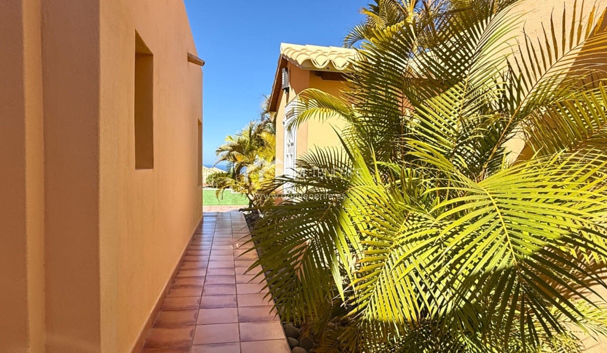 2 chambre Villa/Maison Semi-Mitoyenne à vendre à La Caleta Adeje avec piscine garage - 1 280 000 € (Ref: 9919035)