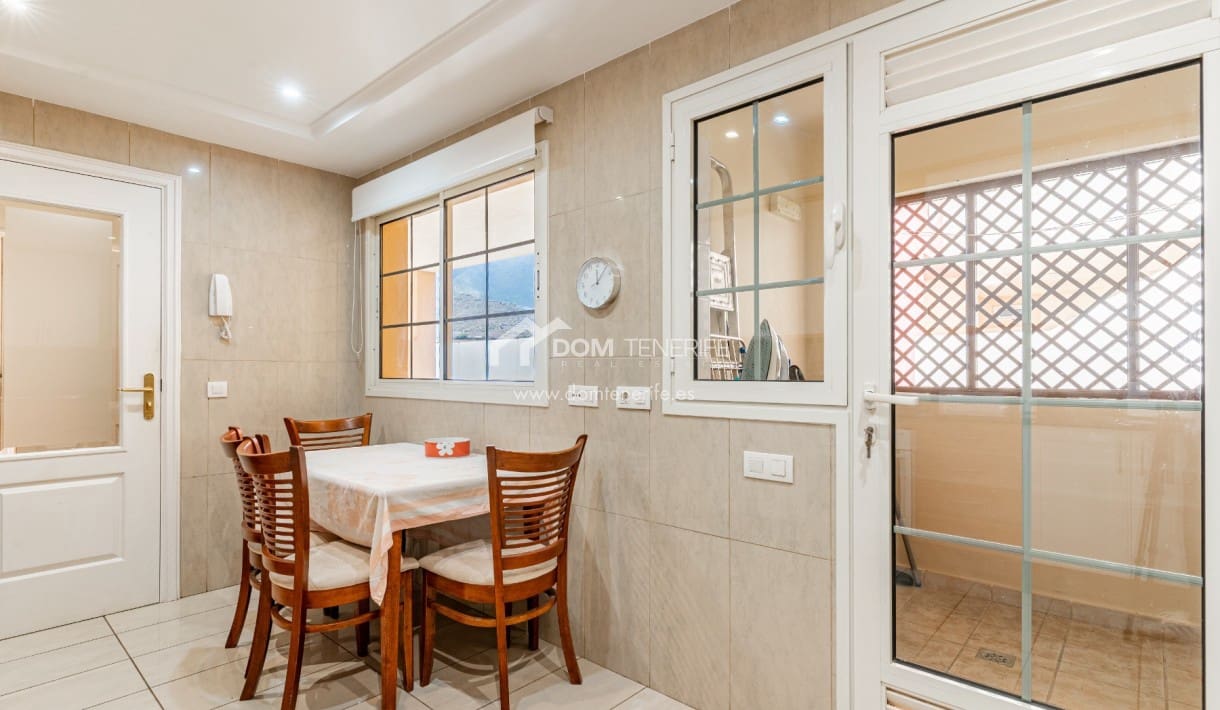 3 bedroom Apartment for sale in Playa del Duque with pool - € 895,000 (Ref: 9932666)