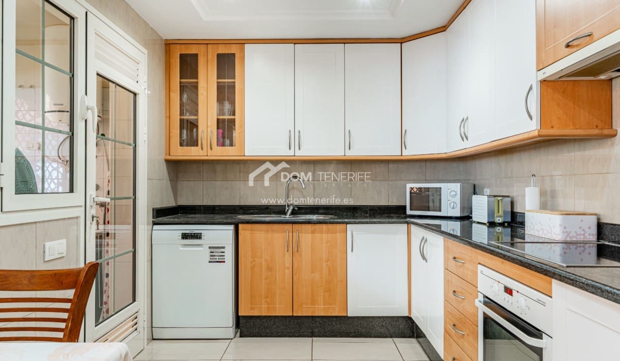 3 bedroom Apartment for sale in Playa del Duque with pool - € 895,000 (Ref: 9932666)