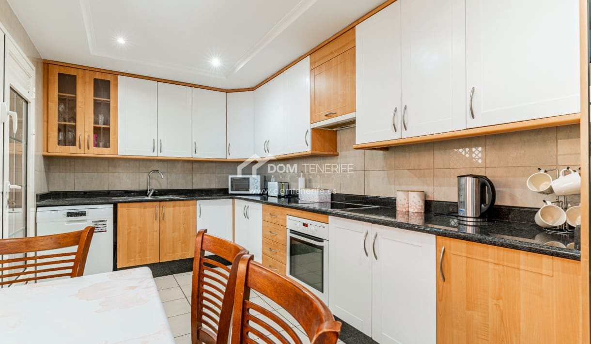 3 bedroom Apartment for sale in Playa del Duque with pool - € 895,000 (Ref: 9932666)