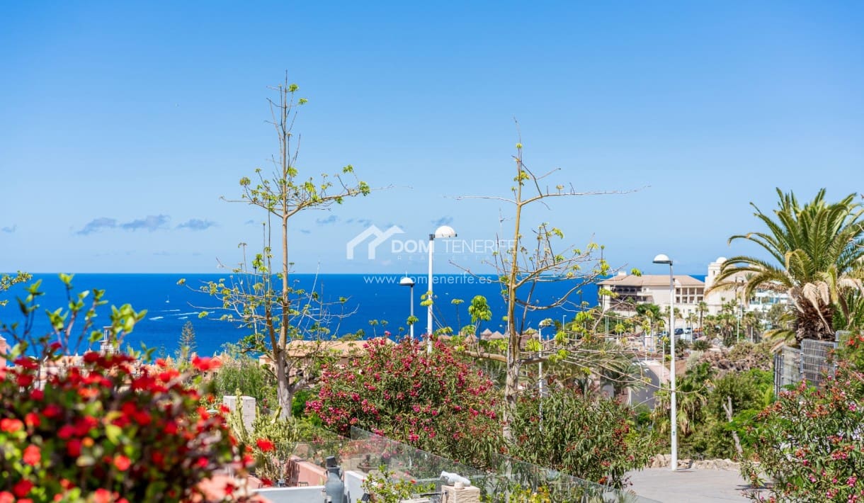 3 bedroom Apartment for sale in Playa del Duque with pool - € 895,000 (Ref: 9932666)