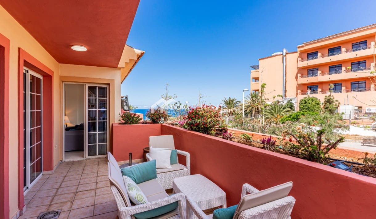 3 bedroom Apartment for sale in Playa del Duque with pool - € 895,000 (Ref: 9932666)