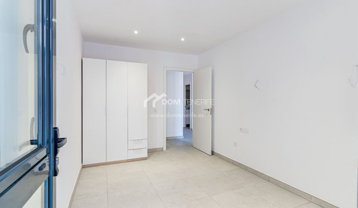 2 soveværelse Lejlighed til salg i Playa San Juan med swimmingpool garage - € 325.000 (Ref: 9981518)
