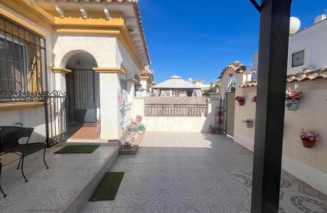 Casa de 3 habitaciones en El Chaparral - La Siesta - La Torreta, Torrevieja en venta con piscina garaje - 215.000 € (Ref: 9420249)