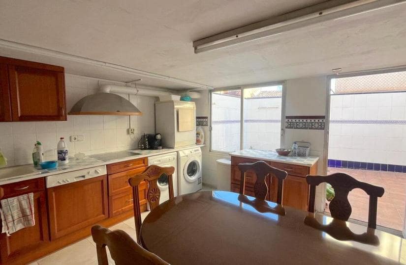 4 bedroom Townhouse for sale in Formentera del Segura with garage - € 200,000 (Ref: 9420250)