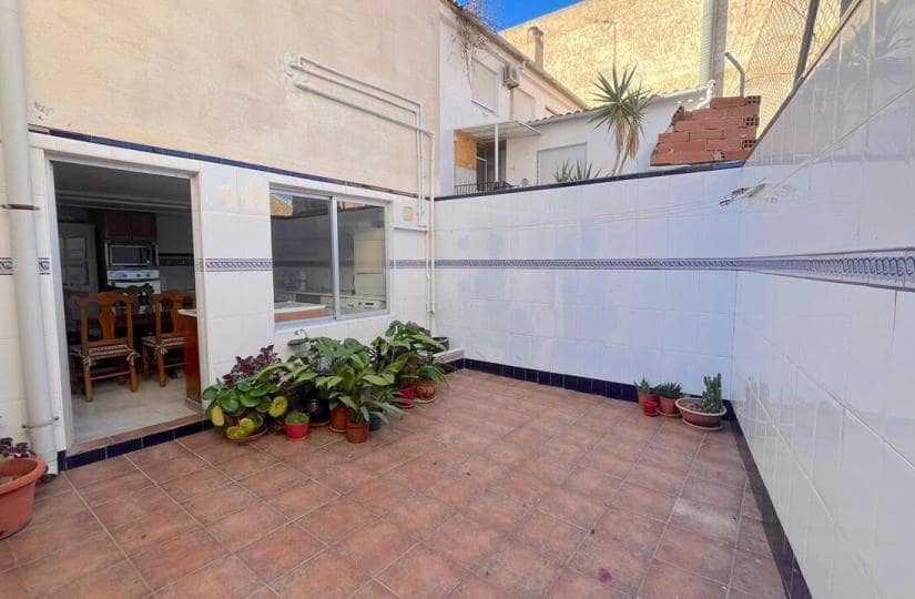 4 bedroom Townhouse for sale in Formentera del Segura with garage - € 200,000 (Ref: 9420250)