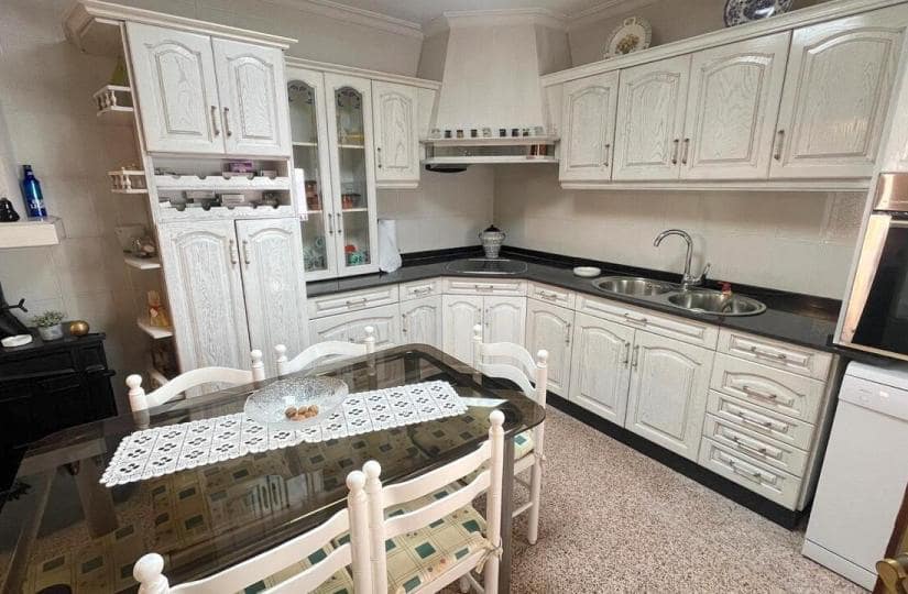 4 bedroom Townhouse for sale in Formentera del Segura with garage - € 200,000 (Ref: 9420250)