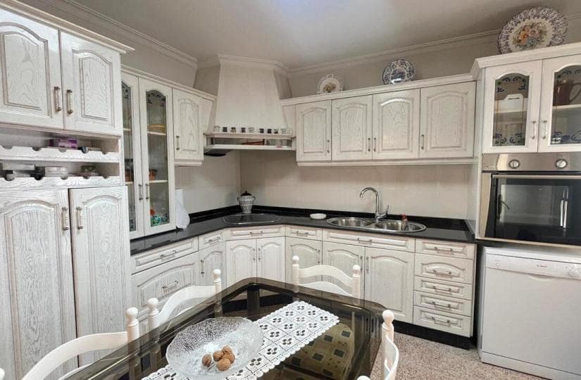 4 bedroom Townhouse for sale in Formentera del Segura with garage - € 200,000 (Ref: 9420250)