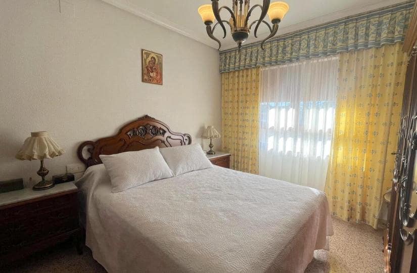 4 bedroom Townhouse for sale in Formentera del Segura with garage - € 200,000 (Ref: 9420250)