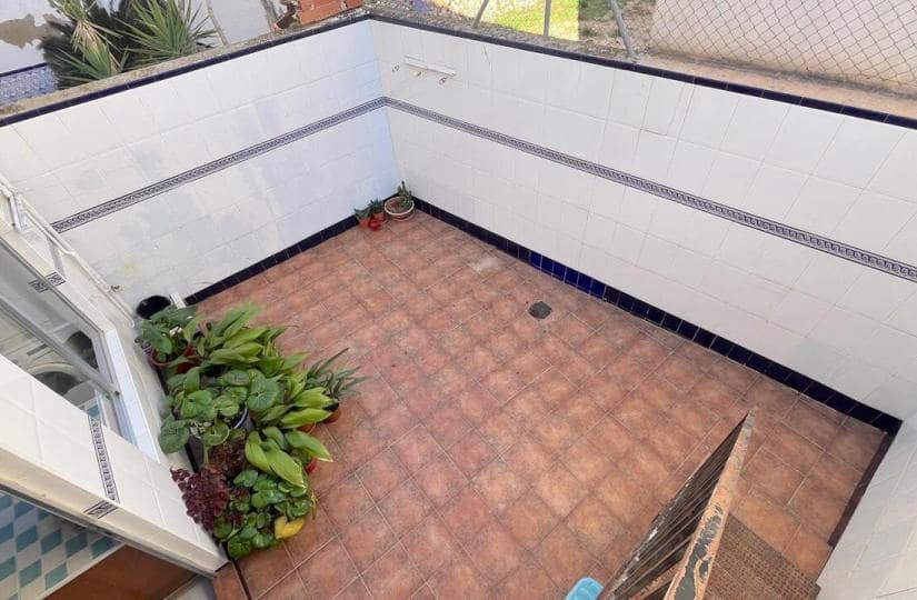 4 bedroom Townhouse for sale in Formentera del Segura with garage - € 200,000 (Ref: 9420250)