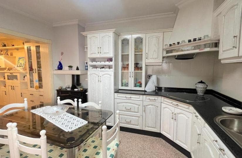 4 bedroom Townhouse for sale in Formentera del Segura with garage - € 200,000 (Ref: 9420250)