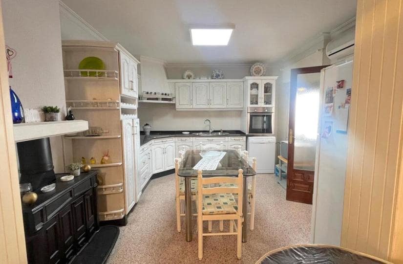 4 bedroom Townhouse for sale in Formentera del Segura with garage - € 200,000 (Ref: 9420250)