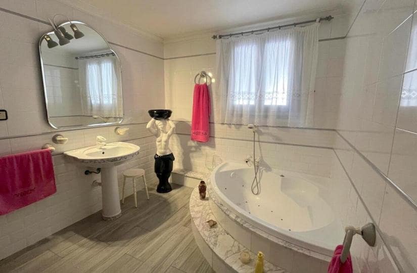 4 bedroom Townhouse for sale in Formentera del Segura with garage - € 200,000 (Ref: 9420250)