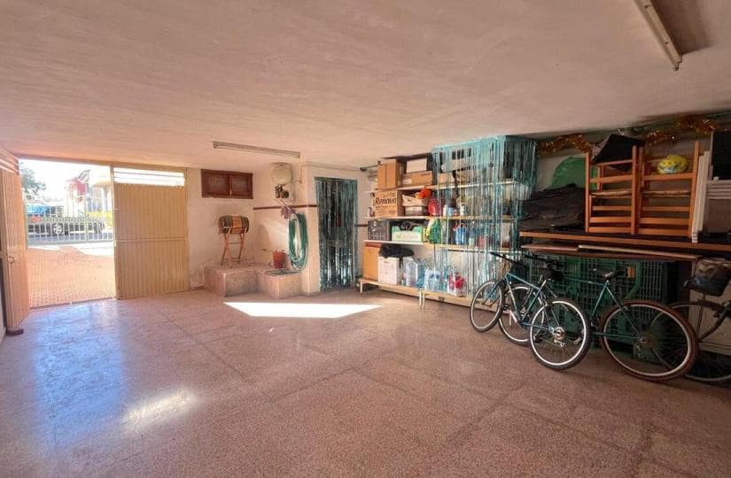4 bedroom Townhouse for sale in Formentera del Segura with garage - € 200,000 (Ref: 9420250)