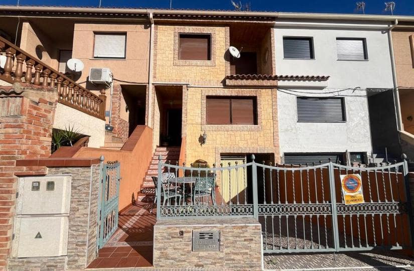 4 bedroom Townhouse for sale in Formentera del Segura with garage - € 200,000 (Ref: 9420250)