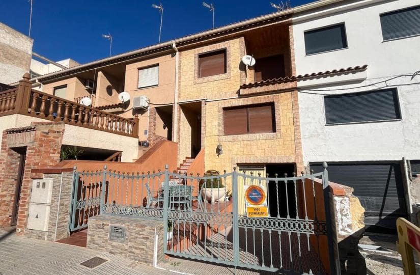 4 bedroom Townhouse for sale in Formentera del Segura with garage - € 200,000 (Ref: 9420250)