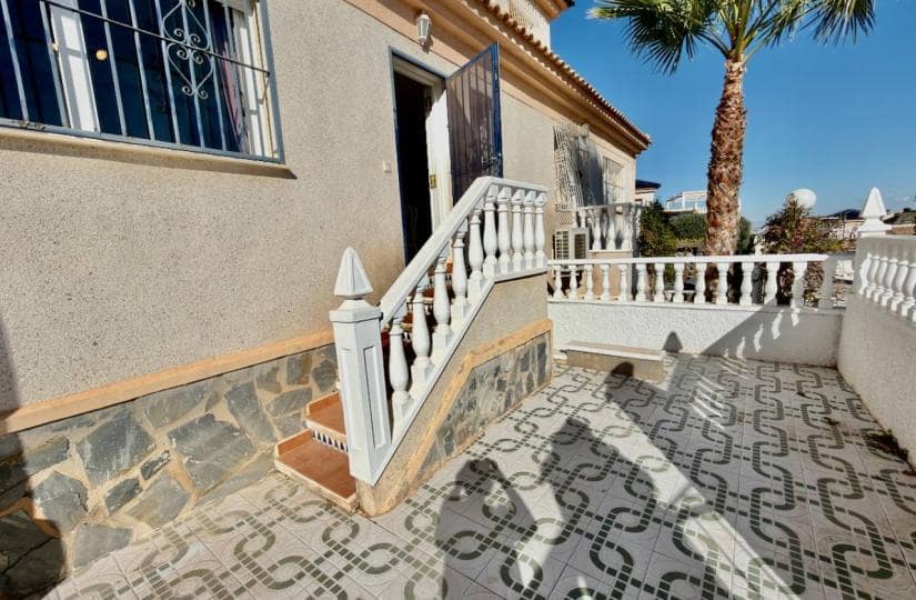 3 soverom Kjedet enebolig til salgs i Ciudad Quesada med svømmebasseng garasje - € 200 000 (Ref: 9420288)