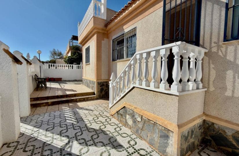 3 soverom Kjedet enebolig til salgs i Ciudad Quesada med svømmebasseng garasje - € 200 000 (Ref: 9420288)