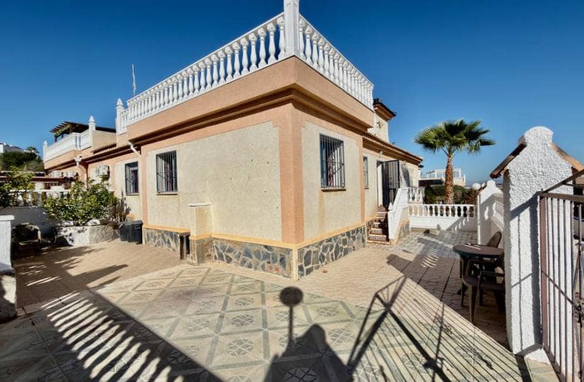 3 soverom Kjedet enebolig til salgs i Ciudad Quesada med svømmebasseng garasje - € 200 000 (Ref: 9420288)